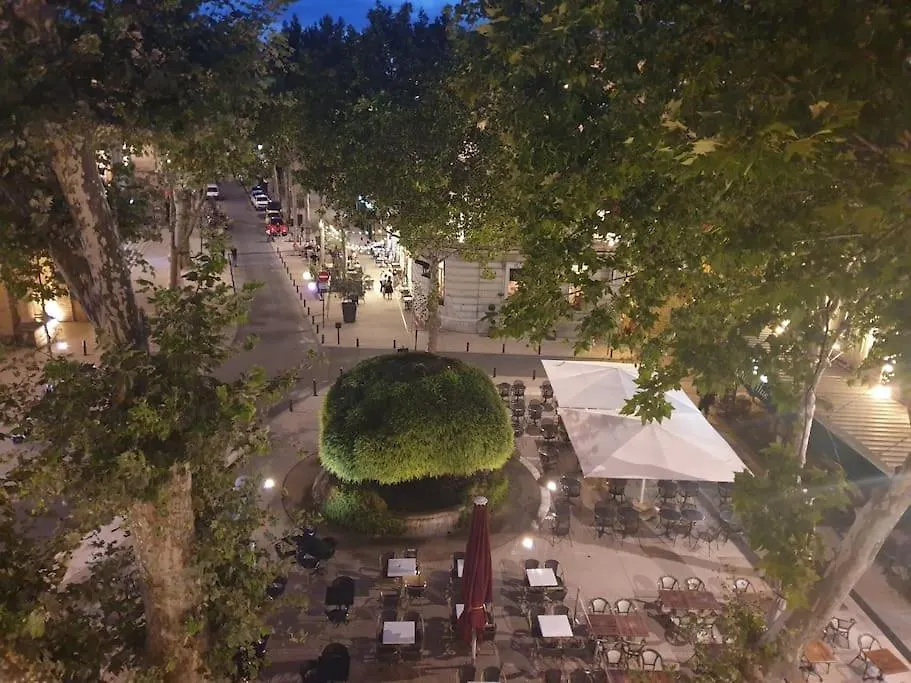 Woods Natural Hyper Centre Fontaine Moussue Apartment Salon-de-Provence
